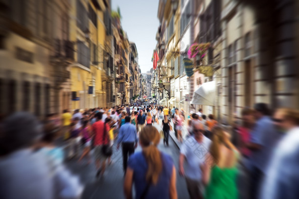 在意大利的狭窄街道上人群
