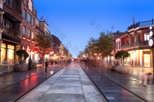 北京前门街道在晚上