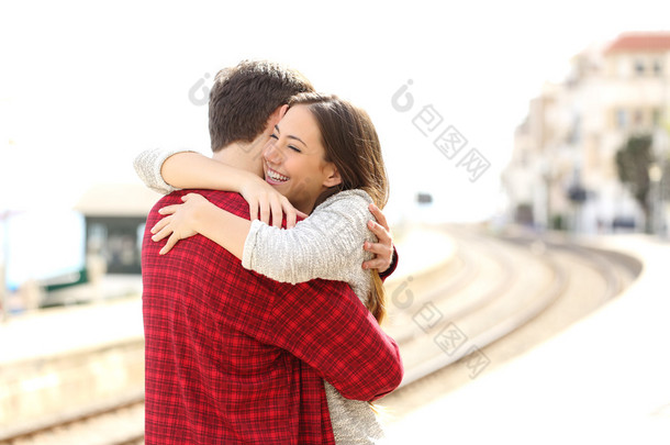 夫妇在火车站中拥抱快乐