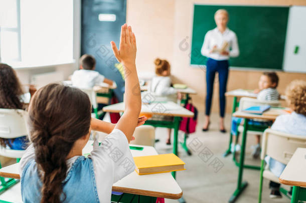 <strong>学生</strong>在课后举手回答教师问题的后视
