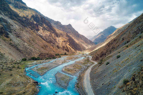 2018年8月在塔吉克斯坦拍摄的帕米尔公路上的 khaburabot 通行证在 hdr 拍摄