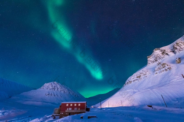 极地北极北极光在挪威斯瓦尔巴特的天空之星在朗伊尔<strong>城市</strong>的<strong>月亮</strong>山脉