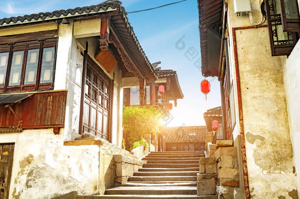 周庄, 中国是苏州地区著名的水上城市。长江以南有许多<strong>古老</strong>的城镇。.
