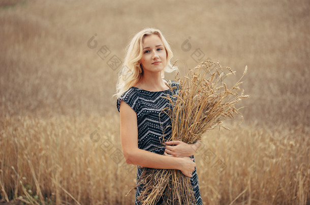 年轻漂亮的女孩，在秋日的田野