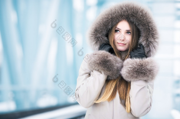 年轻女子冬季肖像