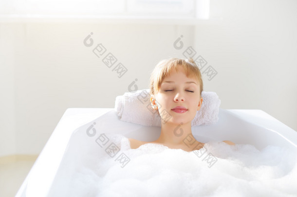 女孩在<strong>浴缸</strong>中放松