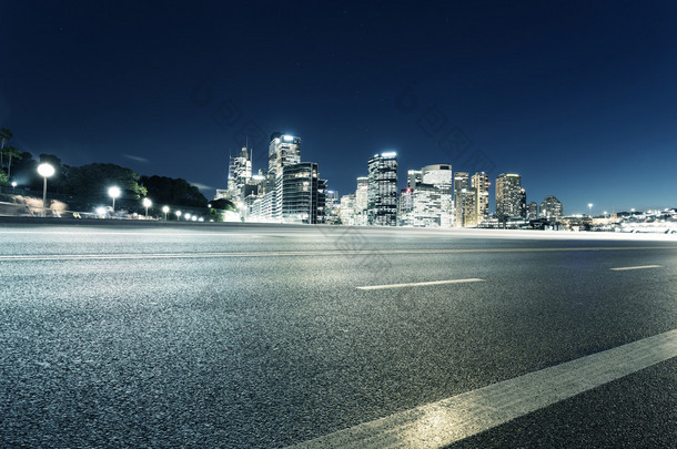 空<strong>路</strong>和照明的现代<strong>城市</strong>景观