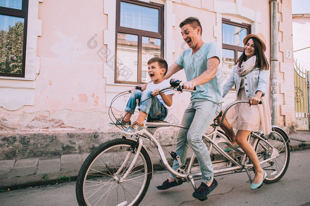 家庭乐趣骑双人自行车