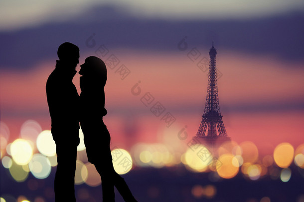 浪漫的情侣，与埃菲尔铁塔在巴黎背景上的<strong>剪影</strong> 