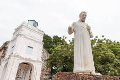 在圣芳济教会在马六甲，马来西亚的马来人城市圣保罗教堂外的雕像.
