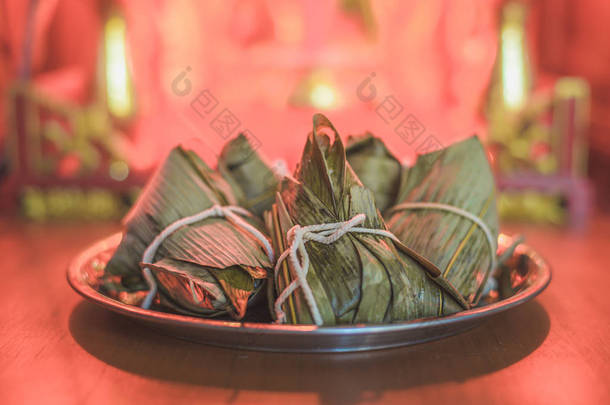 端午节期间，在中华精神之家前的不锈钢托盘上，端上饺子或饺子。尊重祖先.