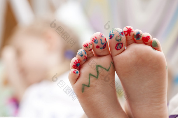 彩绘的儿童手指脚