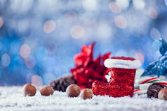 圣诞贺卡与红色的圣诞老人引导装饰和装饰在雪上