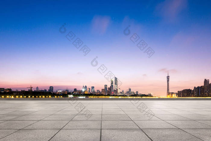 夜晚城市里的沥青路面空荡荡