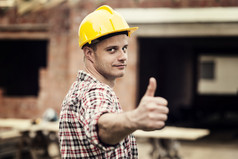 建筑工人打手势竖起大拇指