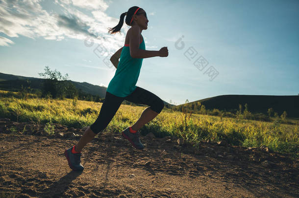 跑在农村路的<strong>运动</strong>的<strong>年轻</strong>妇女