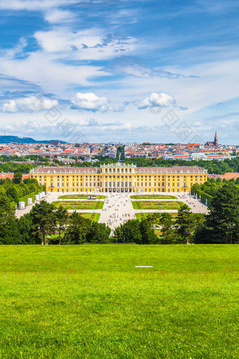 奥地利维也纳，一个阳光明媚、蓝天、白云密布、风景秀丽的大帕特尔花园的熊布伦宫经典风景图片