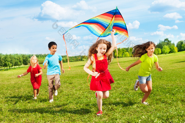孩子们都带着风筝<strong>跑</strong>