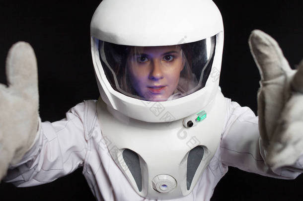 宇航员在一个黑色的背景空间。戴头盔的年轻女子的肖像。<strong>太空探险</strong>家.