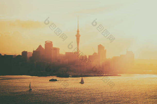 金色的夕阳，在<strong>新西兰</strong>奥克兰市.