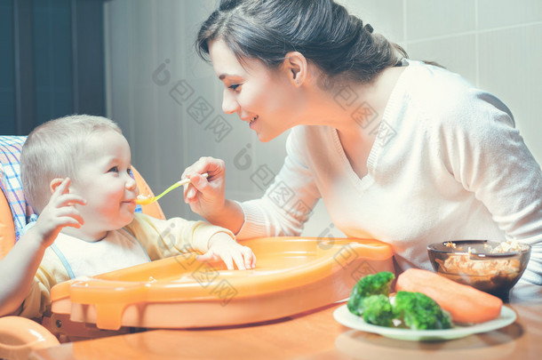 妈妈喂婴儿<strong>汤</strong>。健康和自然的婴儿食品