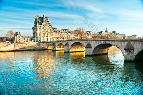 罗浮宫博物馆和 pont du 轮播、 巴黎-法国