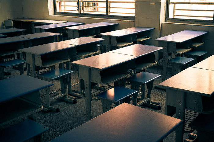 有椅子桌子和黑板的空荡荡的教室