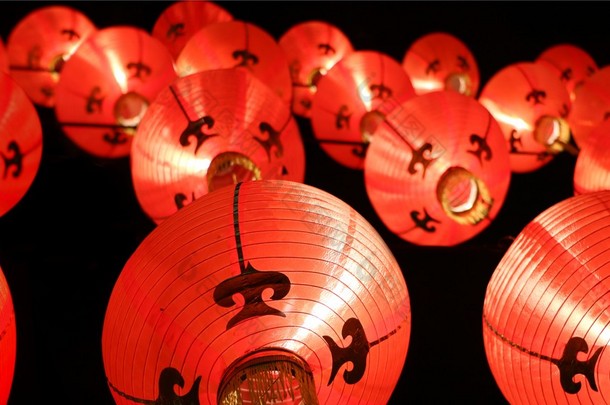在晚上 (邓龙)-农历新年装饰着五颜六色的灯笼