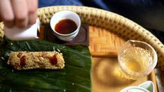 饮食饮食概念，素食主义。香蕉叶中装有蘑菇和花生的米饭。中国菜