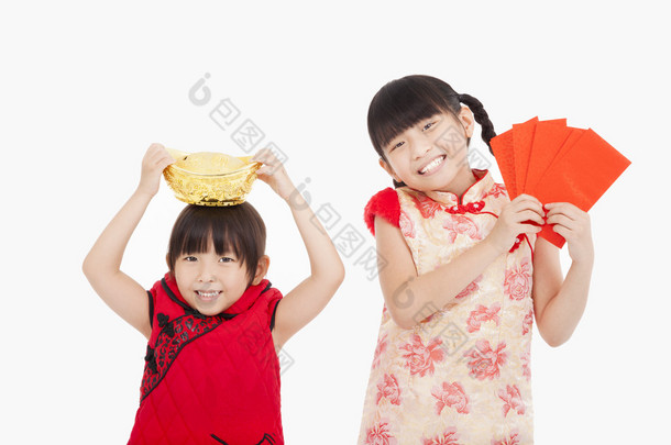 快乐的孩子显示红色的<strong>信封</strong>和中国农历<strong>新年</strong>的黄金