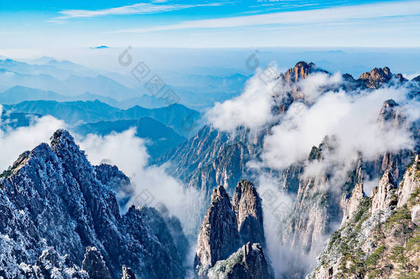 云层之上黄山<strong>国家</strong>公园的山峰。中国