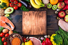 背景健康食品。新鲜的蔬菜, 水果, 肉类和鱼在木桌上。健康的食物, 饮食和健康的生活。顶部视图