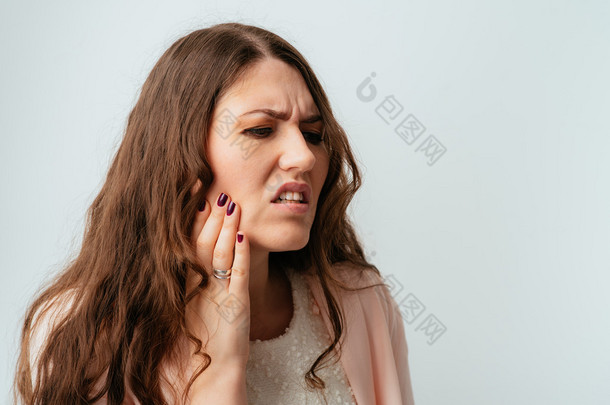 女人有牙齿疼痛