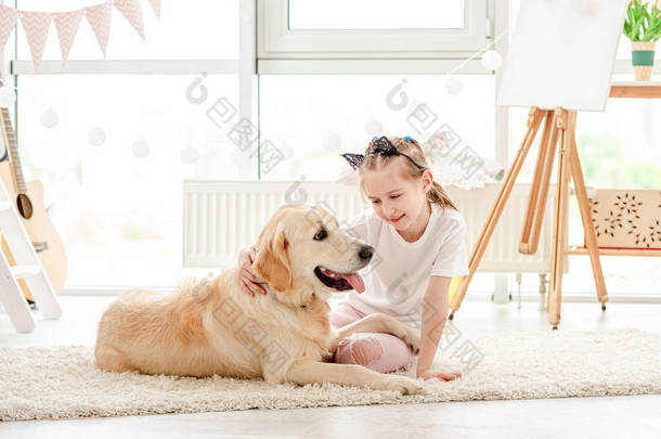 可爱的小女孩和可爱的狗