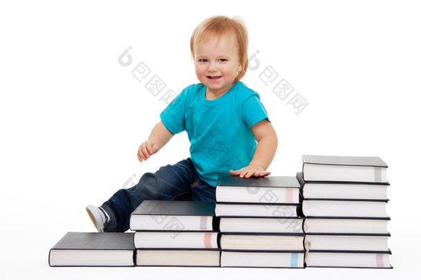 快乐的孩子坐在台阶上的书