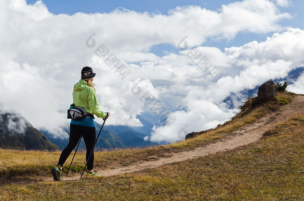 女人名徒步旅行者在尼泊尔喜马拉雅山行走