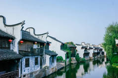 中国嘉兴市中心沿江的传统中国黑白相间的房子