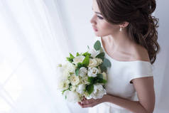 有魅力的新娘在传统礼服举行婚礼花束