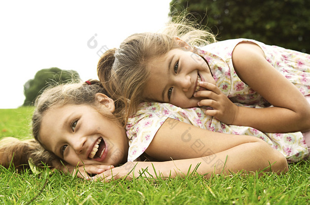 两<strong>姐妹</strong>笑和公园里玩