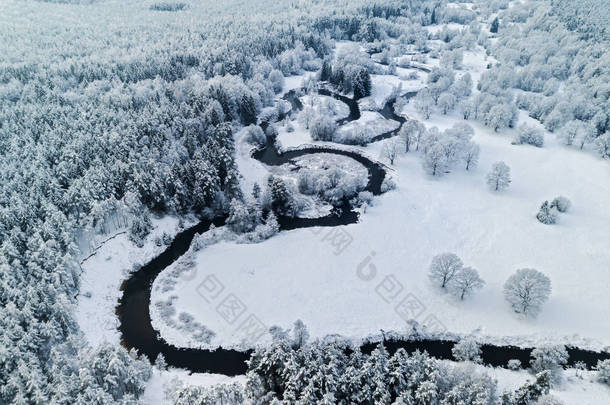 在冰冻的森林里的惊人的野生河流。北方的冬<strong>天真</strong>的 snowly。空中全景图. 