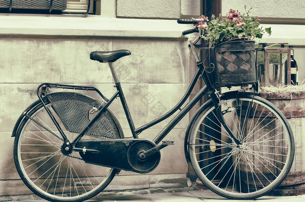 手持鲜花的旧自行车的复古风格的<strong>照片</strong>
