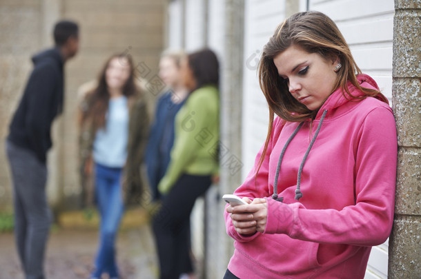十几岁的女孩在城市环境中使用手机
