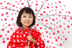 中国小女孩拿着雨伞和雨衣