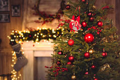 挂在冷杉树上的圣诞装饰品  