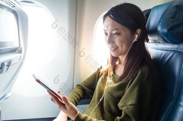 女人在飞机听音乐