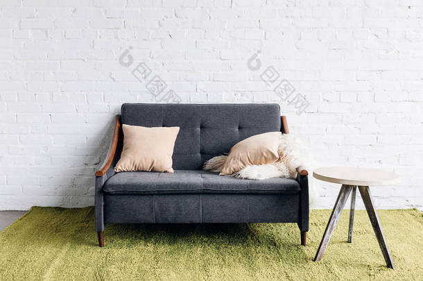 小沙发在现代客厅与白色砖墙, <strong>样机</strong>概念