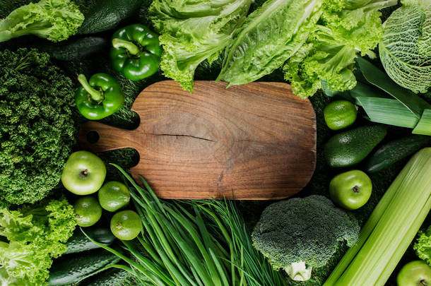 绿色蔬菜与水果切板的最高视图, 健康饮食理念