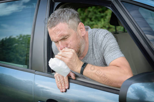 男子在<strong>车</strong>内患有晕<strong>车</strong>病, 并持有病包