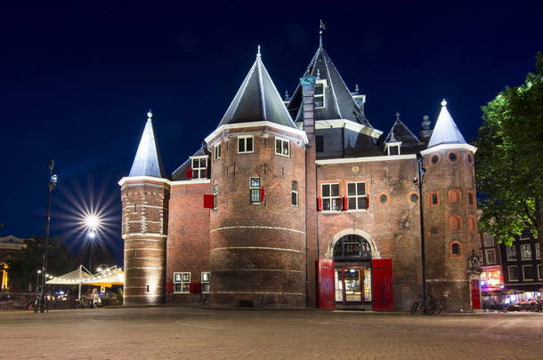 De Waag (称房子) 在阿姆斯特丹在晚上, 荷兰