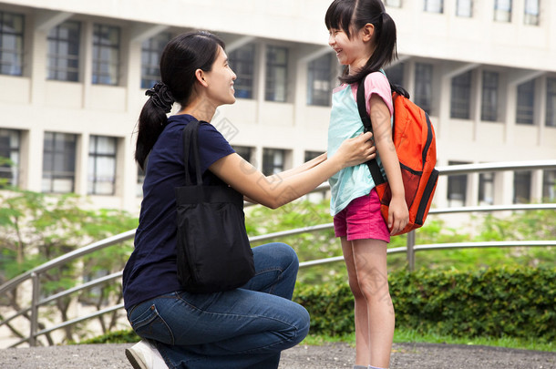 回 school.happy 亚洲母亲与女儿在学校